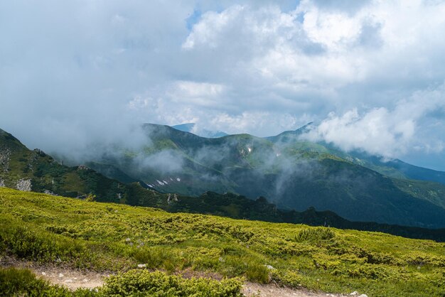 Paisaje con montañas y nubes. rocas. Senderismo destino turístico