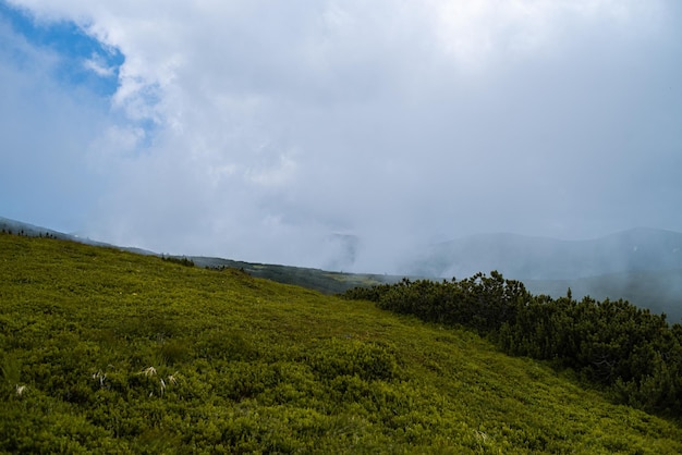 Paisaje con montañas y nubes. rocas. Senderismo destino turístico