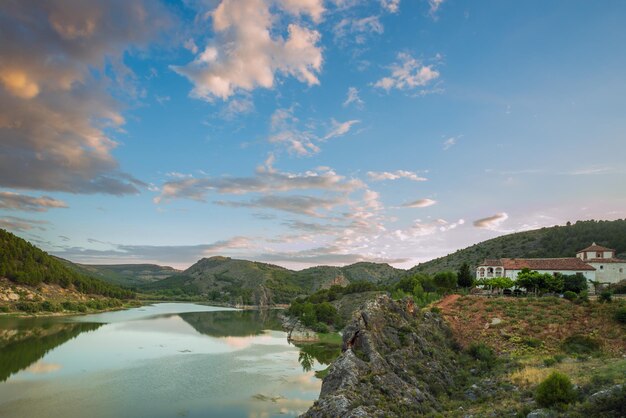 Un paisaje entre montañas a la orilla de un lago