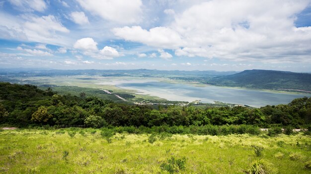 Paisaje de montañas y presas