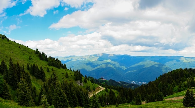 Paisaje de montañas en primavera