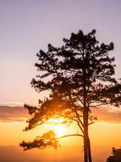 Paisaje de montañas y puesta de sol, Thsiland