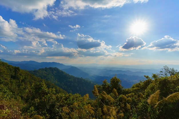 Paisaje de montañas y rayos de sol en la provincia de Tak, Tailandia