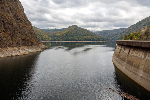 Foto paisaje de montañas y reflejo en el embalse dam vidrau en la autopista transfagarash