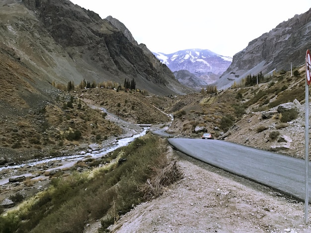 Foto paisaje de montañas y ríos en chile