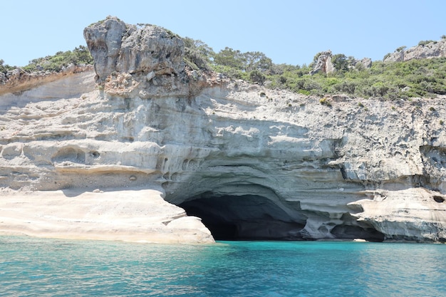 Paisaje de las montañas de roca natural de Turquía sobre el agua de mar azul