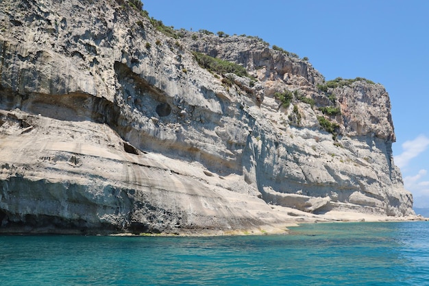 Paisaje de las montañas de roca natural de Turquía sobre el agua de mar azul