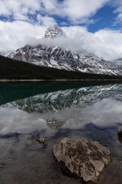 Paisaje de las Montañas Rocosas canadienses durante un día nublado