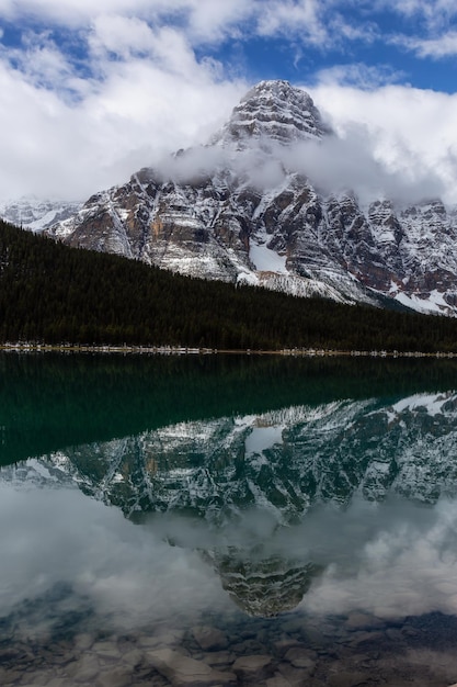 Paisaje de las Montañas Rocosas canadienses durante un día nublado