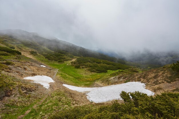 paisaje con montañas rocosas