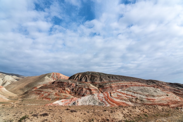 Paisaje de montañas rojas a rayas, belleza de la naturaleza