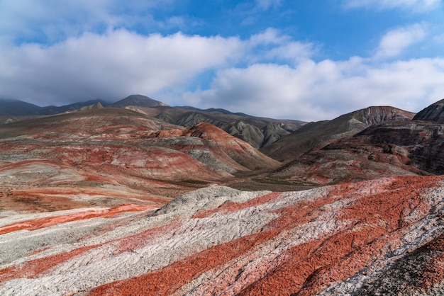 Foto paisaje de montañas rojas a rayas, belleza de la naturaleza
