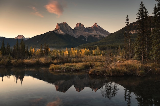 Paisaje de las montañas de las Tres Hermanas, reflexión sobre el bosque de otoño en la mañana en Canadá