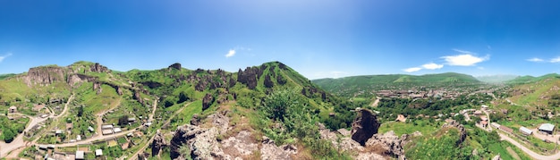 Paisaje con montañas verdes