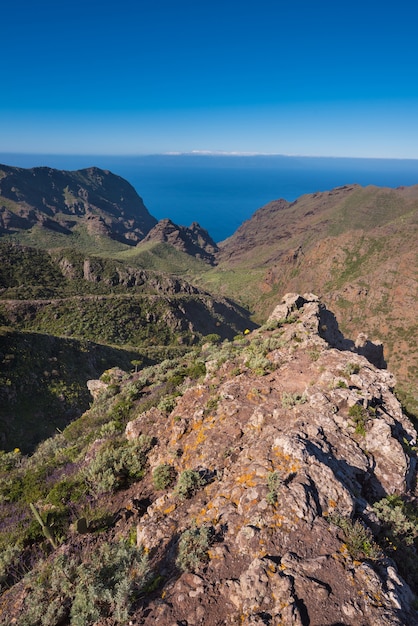 Paisaje de montañas volcánicas, en Tenerife, islas Canarias, España.