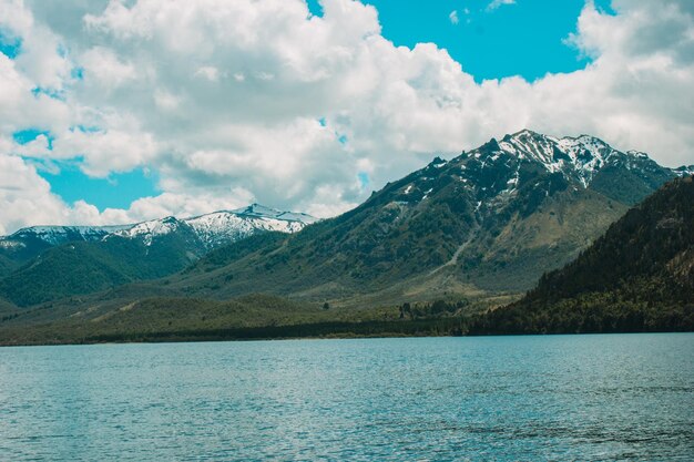 Foto paisaje con montañas