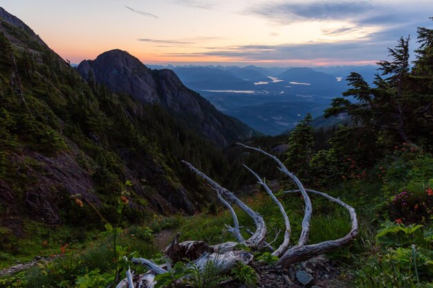 Paisaje montañoso canadiense durante un vibrante atardecer de verano