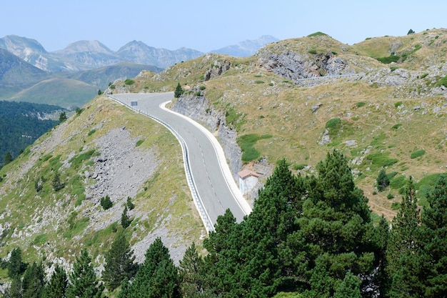 Paisaje montañoso en capas con descenso en el lado francés de la cordillera de los Pirineos