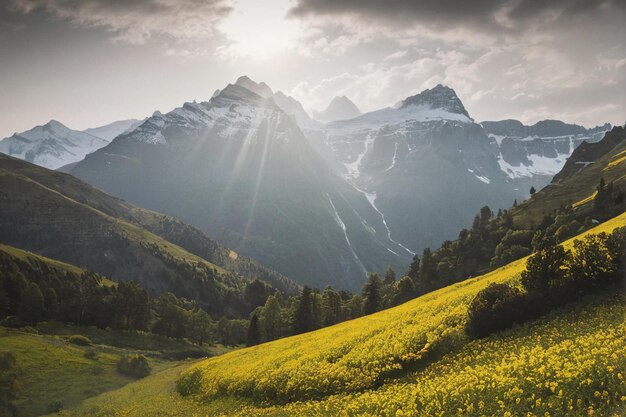 El paisaje montañoso en cascada, el amanecer dorado y la puesta de sol en la cima de la montaña.