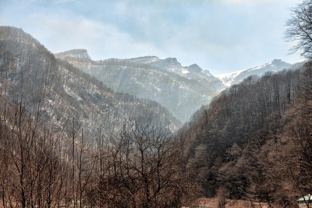 Foto paisaje montañoso en el desfiladero de alagir en osetia del norte