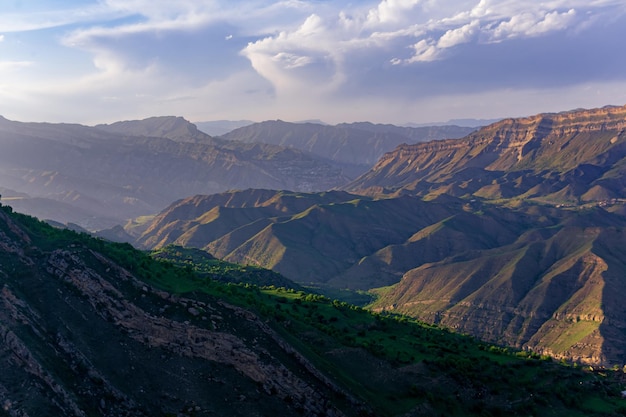 Paisaje montañoso con una enorme falla geológica un vasto valle en Daguestán los pueblos de Chokh y Gunib son visibles