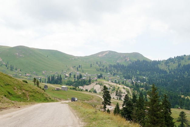 Paisaje montañoso georgiano con una carretera rural con vistas a los bosques