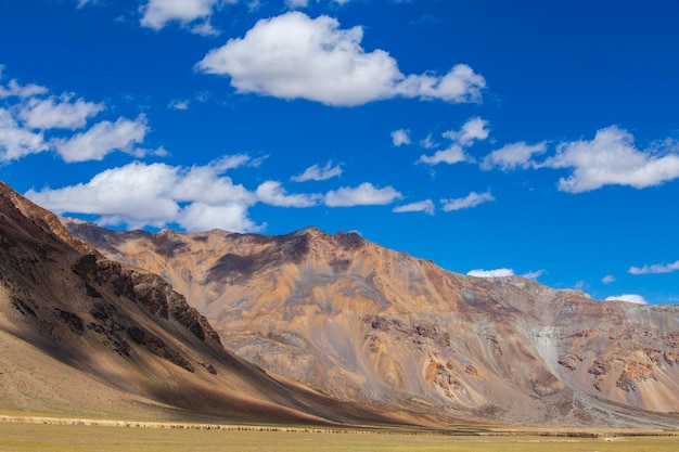 Paisaje montañoso del Himalaya a lo largo de la autopista Leh a Manali Majestuosas montañas rocosas en el Himalaya indio India