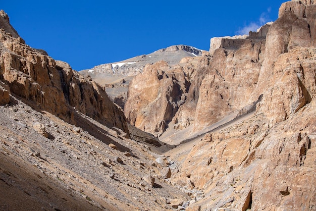 Paisaje montañoso del Himalaya a lo largo de la autopista Leh a Manali Majestuosas montañas rocosas en el Himalaya indio India