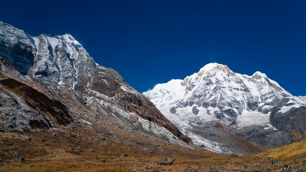 Paisaje montañoso del Himalaya en la región de Annapurna. Pico Annapurna en la cordillera del Himalaya, Nepal. Caminata al campo base de Annapurna. Montañas nevadas, altas cumbres de Annapurna.