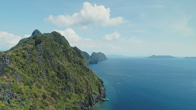 Foto paisaje montañoso de la isla con verde selva tropical asia paisaje marítimo de la bahía del océano