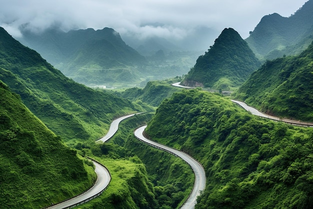 Paisaje montañoso lluvioso con carreteras sinuosas