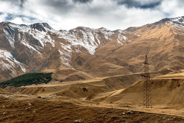 Foto paisaje montañoso a lo largo de la carretera militar en georgia