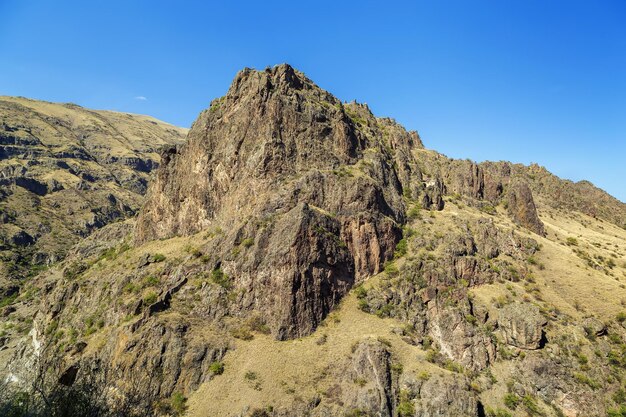 Paisaje montañoso a lo largo del río Kura en el camino a Vardzia, Georgia