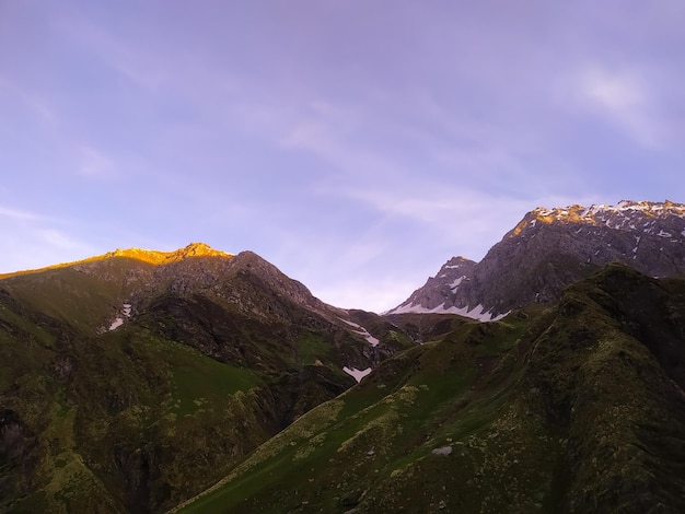 Paisaje montañoso por la mañana al amanecer