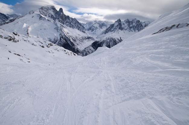 Paisaje montañoso nevado de los Alpes austríacos, Solden, Tirol, Austria. Pista de esquí en el esquí austriaco de Solden