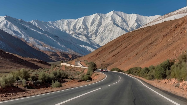 Paisaje montañoso nevado con una autopista