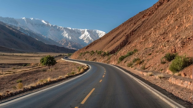 Foto paisaje montañoso nevado con una autopista