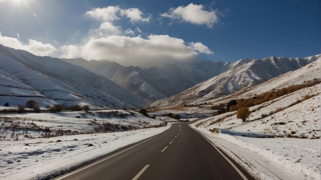 Foto paisaje montañoso nevado con una autopista