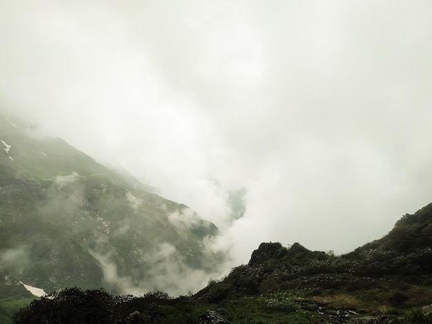 Paisaje montañoso con niebla en las nubes