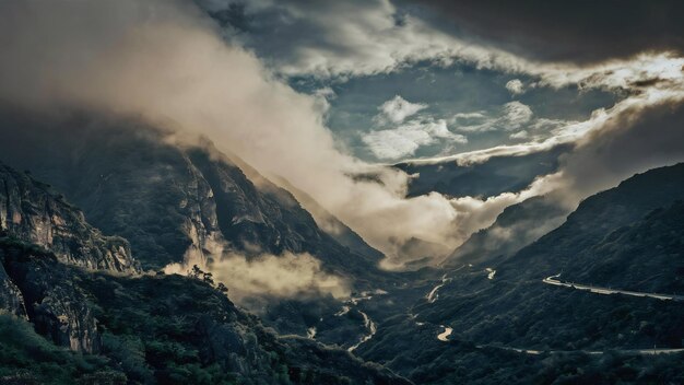 Paisaje montañoso con niebla