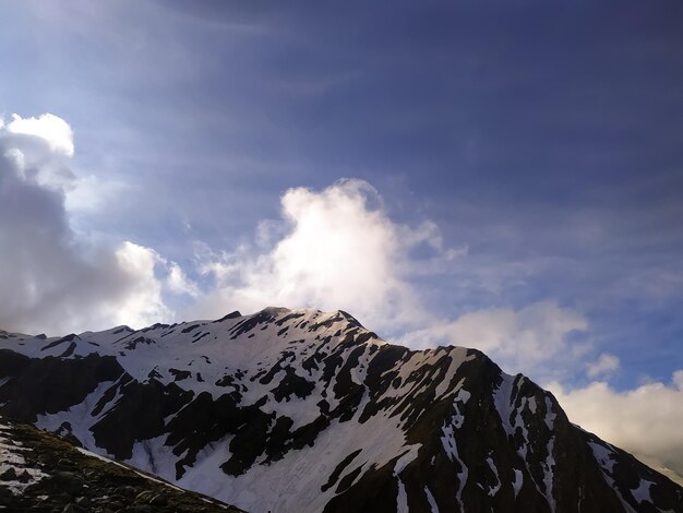 Paisaje montañoso con nieve y cielo azul claro