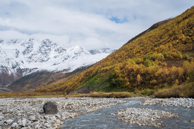 Paisaje montañoso con el río Enguri Svaneti Georgia