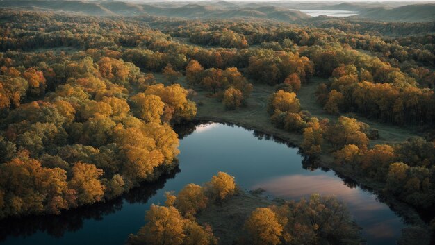 Paisaje montañoso y valles durante el cambio estacional reflejos coloridos del otoño