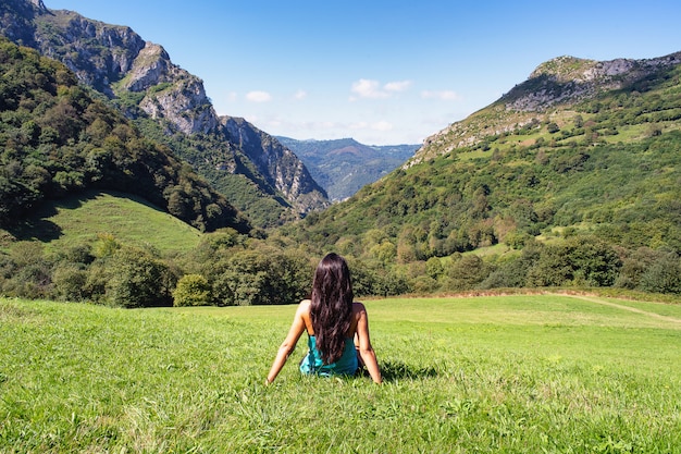 Paisaje de mujer en las montañas de Asturias, España