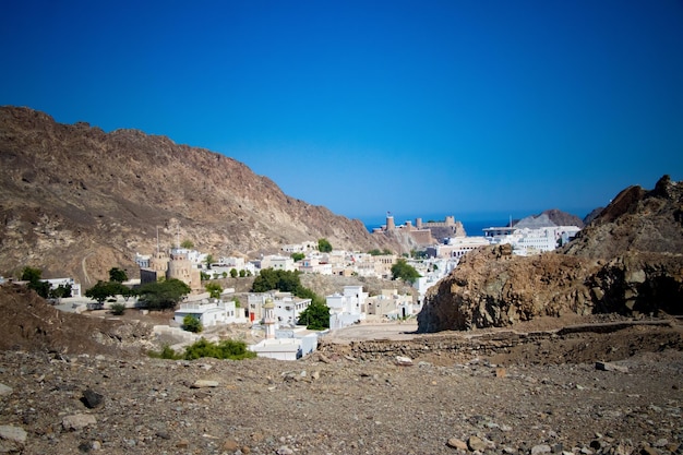 Paisaje de Muscat Omán con desierto y ciudad de Oriente Medio Asia