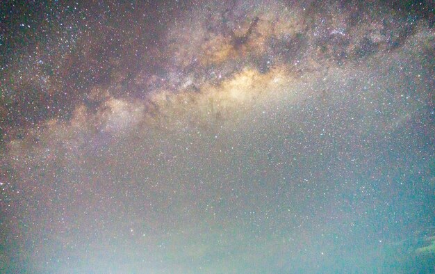 Paisaje natural del cielo nocturno con la galaxia de la vía láctea en indonesia