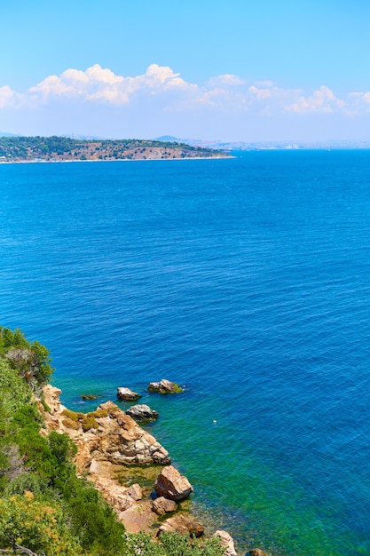 Paisaje natural de la costa rocosa del Mar Negro en Turquía.