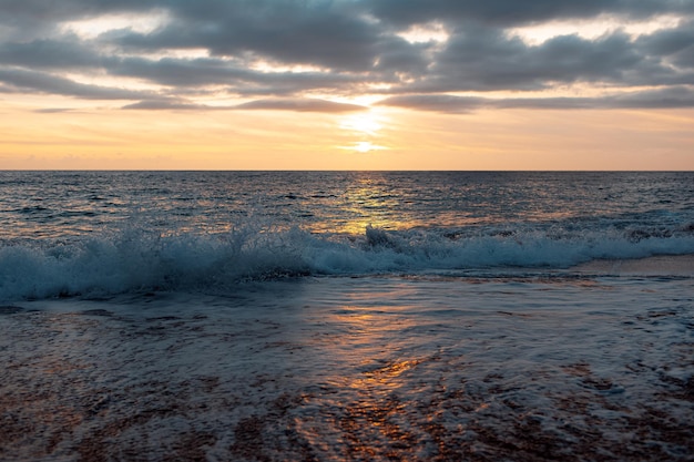 Paisaje natural de hermosa puesta de sol y olas del mar Mediterráneo en la costa de Chipre