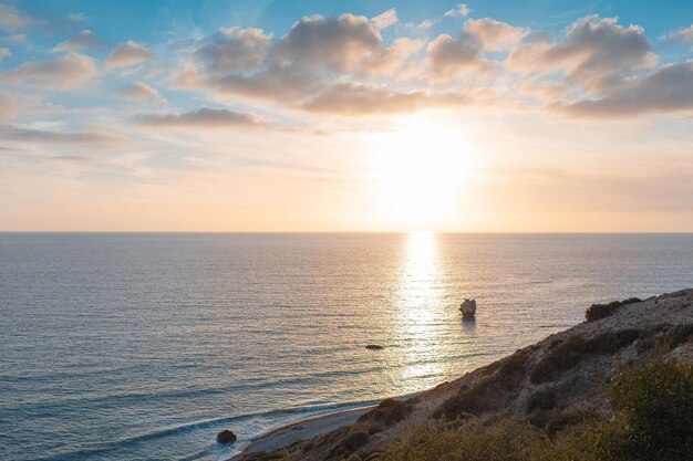 Foto paisaje natural de la hermosa puesta de sol sobre el mar mediterráneo en chipre cerca de la roca afrodita