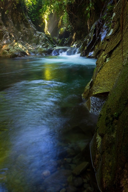 Paisaje natural indonesio con una hermosa cascada en medio de un bosque tropical